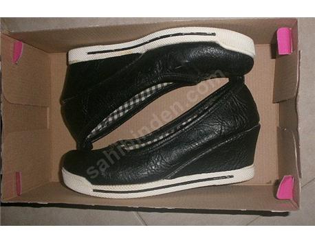 Siyah Beyaz Dolgu Topuk Ayakkabı