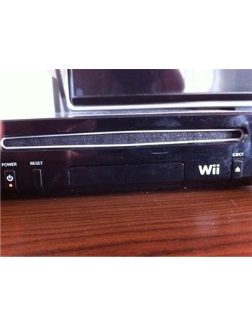Nintendo Wii + 3 Kumanda + Nunchuk + 9 Oyun + UDraw + 2 Direksion + Wii Speak + 32 GB SD Kart