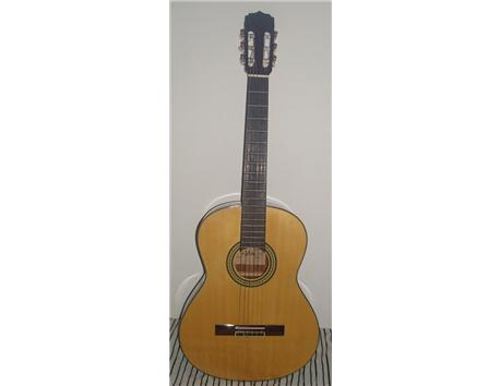 Az kullanılmış klasik gitar