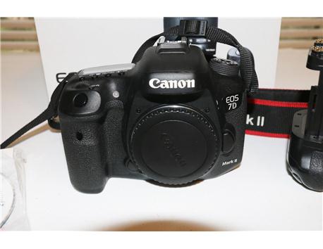 Canon EOS 7D Mark II dijital SLR fotoğraf makinesi.