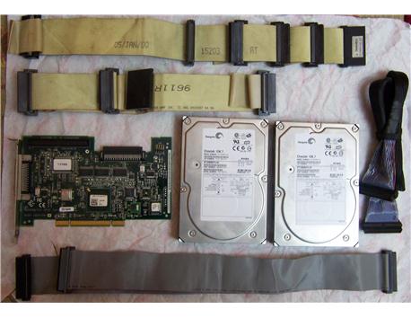 SCSİ PCI Kart SCSİ HDD ve SCSİ Kablolar.