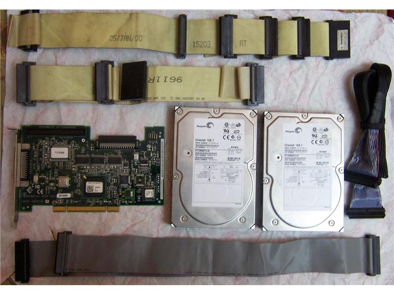 SCSİ PCI Kart SCSİ HDD ve SCSİ Kablolar.