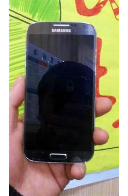 Galaxy S4, İphone 5 takaslı...