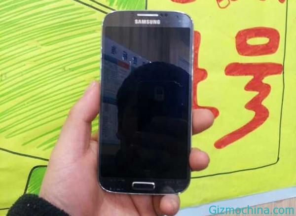 Galaxy S4, İphone 5 takaslı...