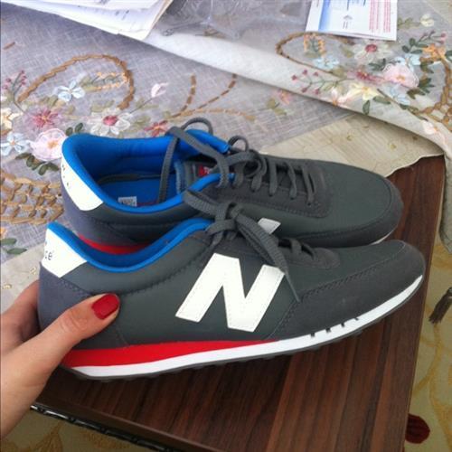 new balance spor ayakkabı sıfır kutusunda hıc giyilmemiş 40 numara ve cok uygunnnnnnn fiyatla satışta takas istemıyorum 