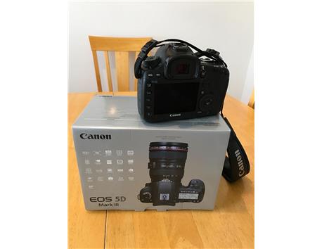 Canon EOS 5D Mark III 22.3MP Digital SLR Camera