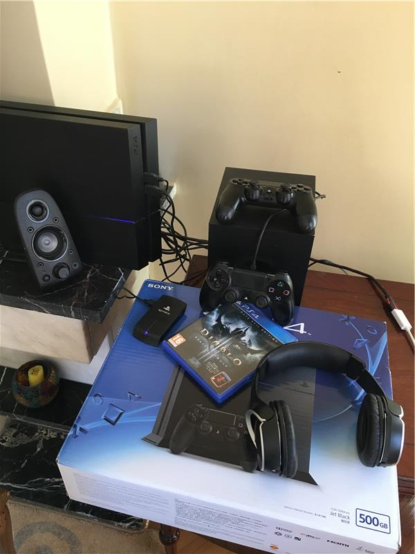 PS4 500 GB + 2 kol + 28 Ücretli Oyun + PS4 Wireless Headset + 9 ay PS Plus