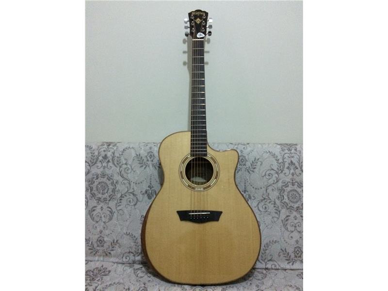 İki Aylık Akustik gitar( washburn wcg20sce )