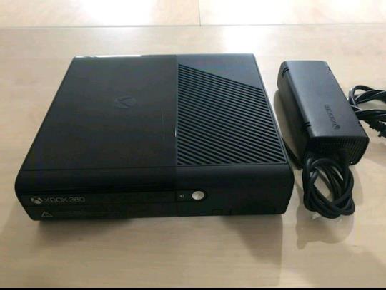 Xbox 360 E oyun konsolu 