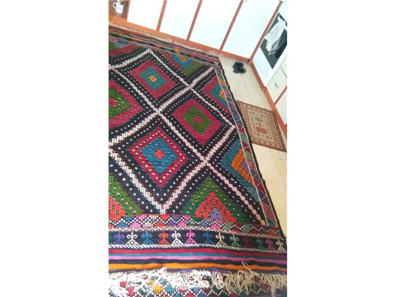 El dokuması yün kilim