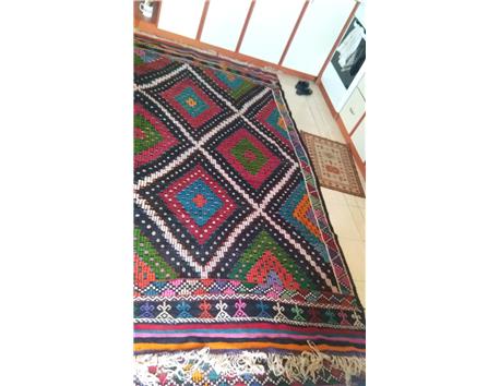 El dokuması yün kilim