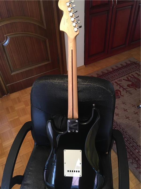 Squier Affinity Stratocaster, BAS gitar ile TAKAS olunur