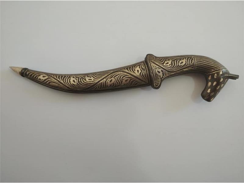 GÜMÜŞ SAVATLI DAMASCUS AT BAŞLI FORMDA. 18 cm BOYUNDA .