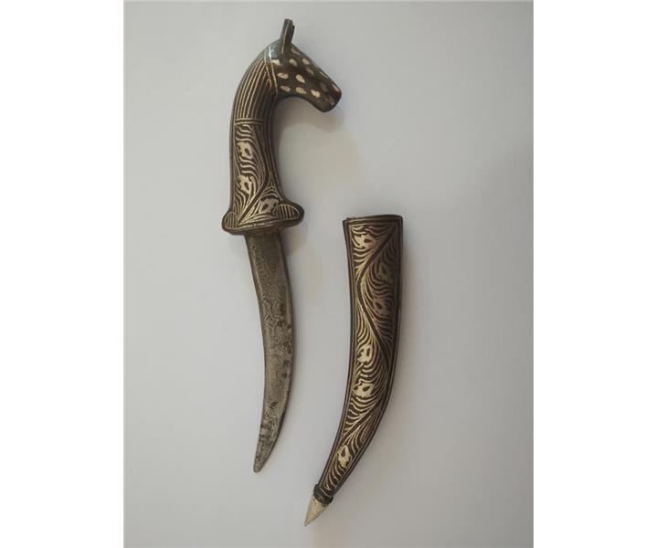 GÜMÜŞ SAVATLI DAMASCUS AT BAŞLI FORMDA. 18 cm BOYUNDA .