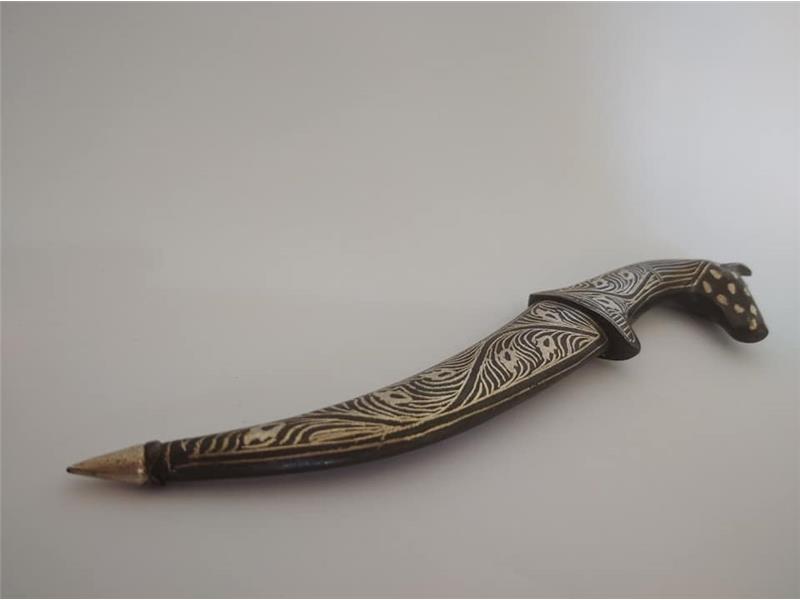 GÜMÜŞ SAVATLI DAMASCUS AT BAŞLI FORMDA. 18 cm BOYUNDA .