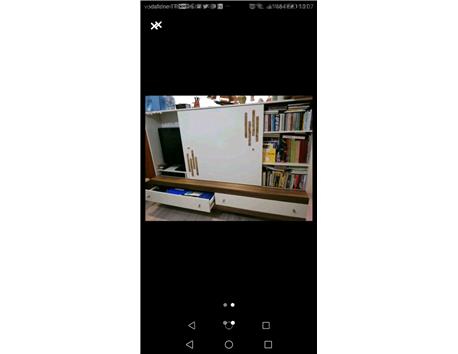 TV ünitesi ve kütüphane 