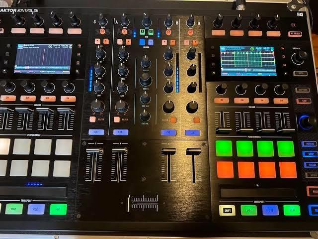 Traktor S8 Native İnstrument profesionel DJ controller