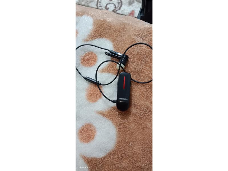 1 tane kablosuz kulaklık ve 1 tane powerbank 