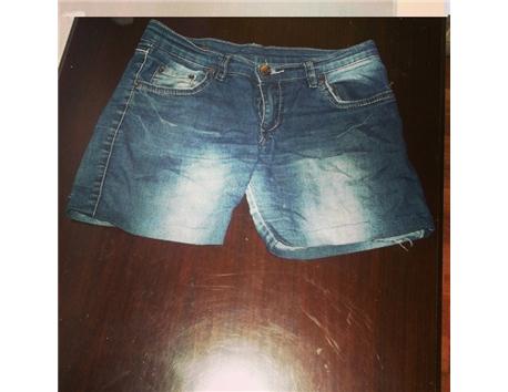 BEDEN 29-30  MARKA LEKE&JEANS ŞORT 15 TL