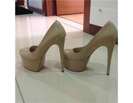 38 numara rugan platform topuk ayakkabı sadece79.90..topuk boyu 14cm platform 5cm...