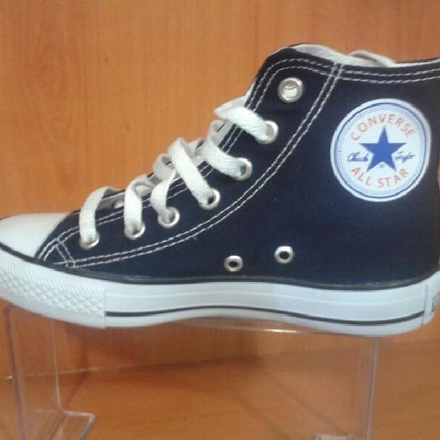 Bordo ve lacivert rengiyle Converse ler kapida odeme ve kargo dahil 55 tl :) bütün numaralari mevcuttur iletişim 05399279341